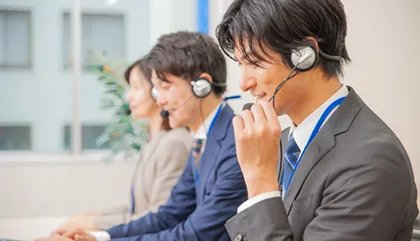 電話対応を行う男性従業員