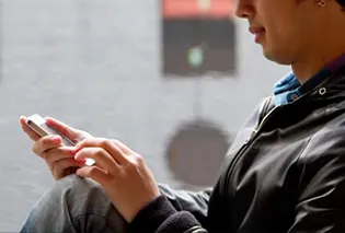 STEP1/スマートフォンを触る男性