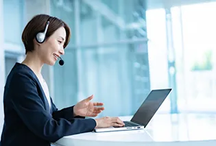 STEP2/ヘッドフォンマイクで話す女性